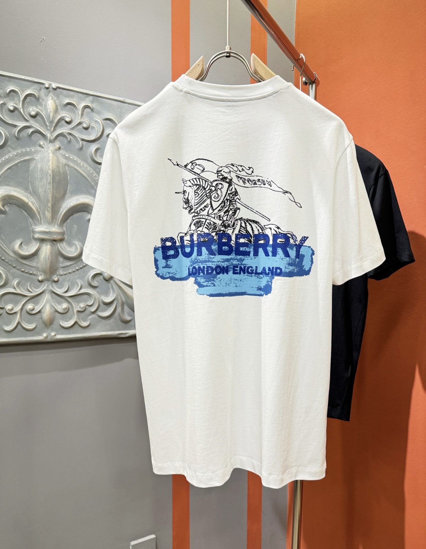  (最大可穿240斤) BURBERRY巴宝莉 2025春夏新款短袖T恤！走秀图案时尚休闲短袖T恤衫！设