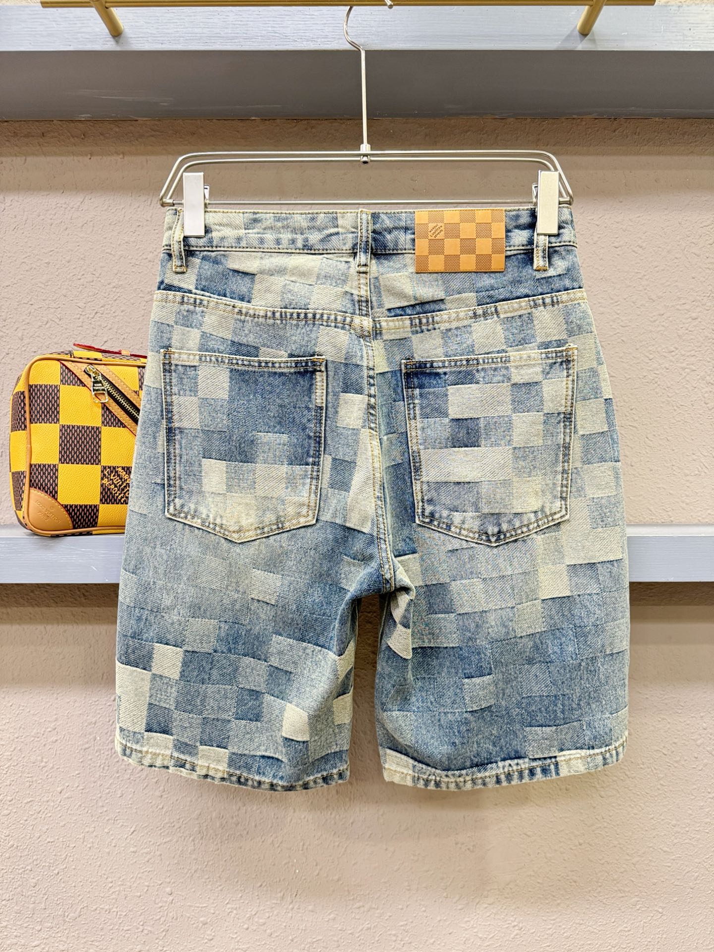  LV路易威登2025新品，原版牛仔短裤 ，原版重工打造，品牌经典LOGO设计，三标齐全！原版五金辅料。