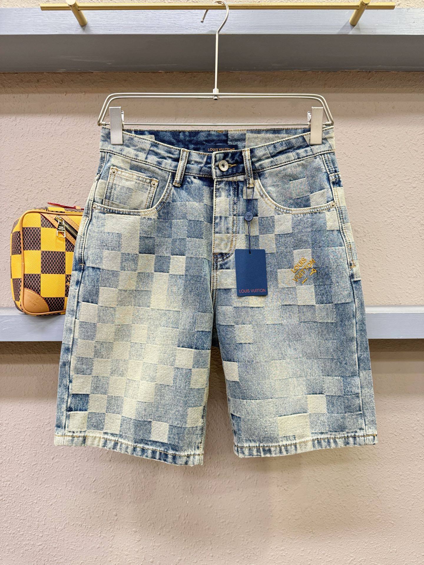  LV路易威登2025新品，原版牛仔短裤 ，原版重工打造，品牌经典LOGO设计，三标齐全！原版五金辅料。