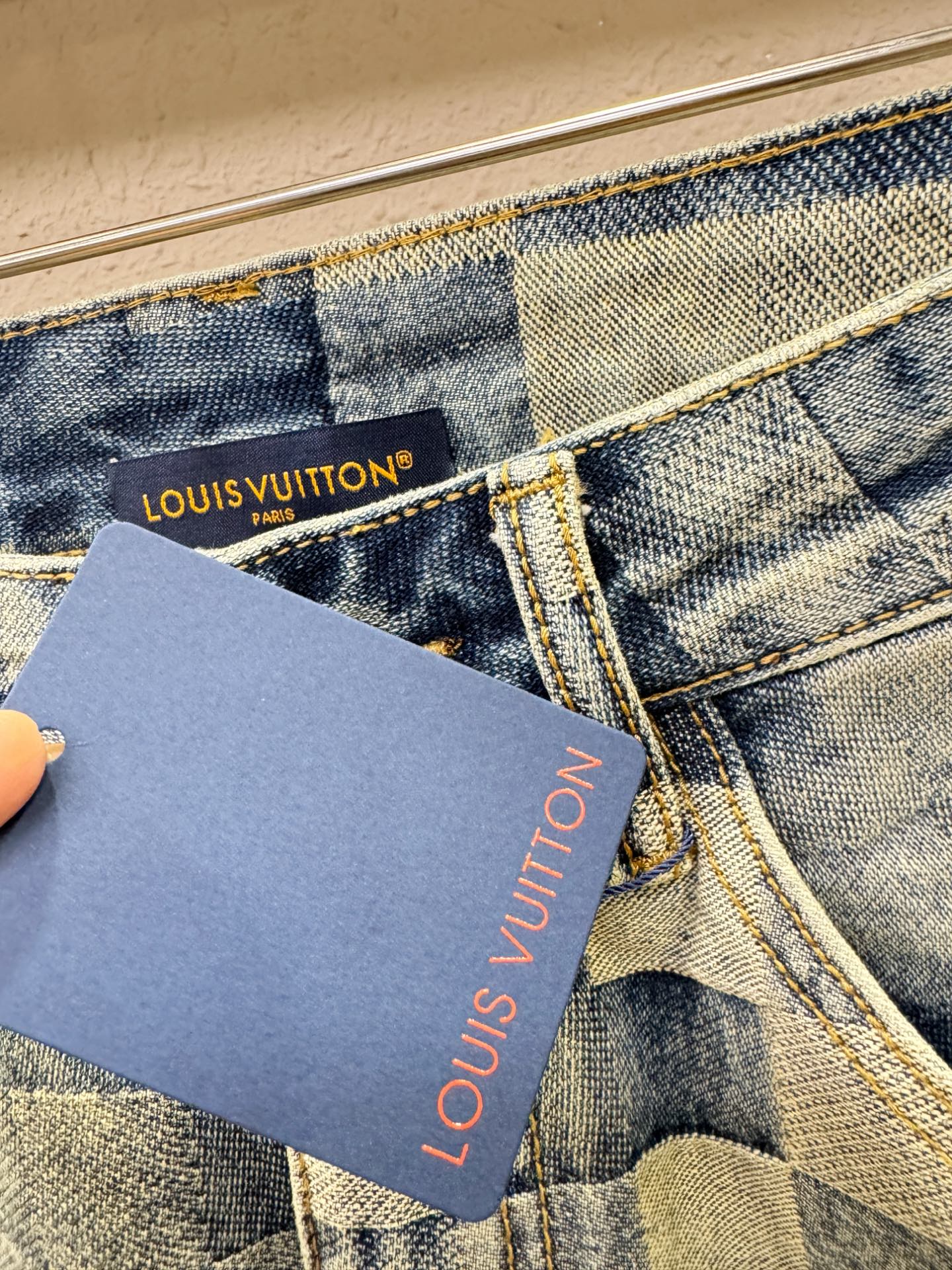  LV路易威登2025新品，原版牛仔短裤 ，原版重工打造，品牌经典LOGO设计，三标齐全！原版五金辅料。