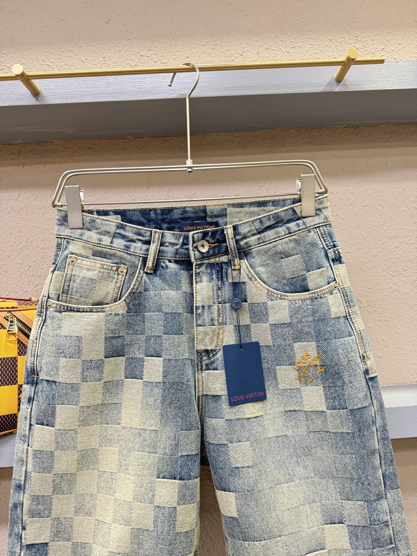  LV路易威登2025新品，原版牛仔短裤 ，原版重工打造，品牌经典LOGO设计，三标齐全！原版五金辅料。