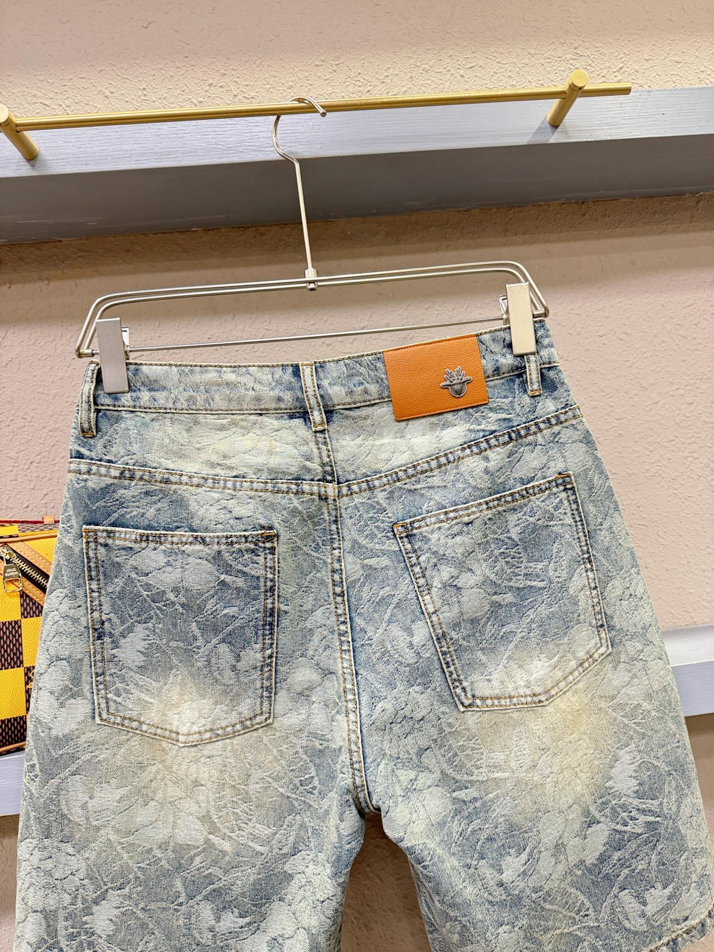  Dior迪奥 2025新品，原版牛仔短裤 ，原版重工打造，品牌经典LOGO设计，三标齐全！原版五金辅料