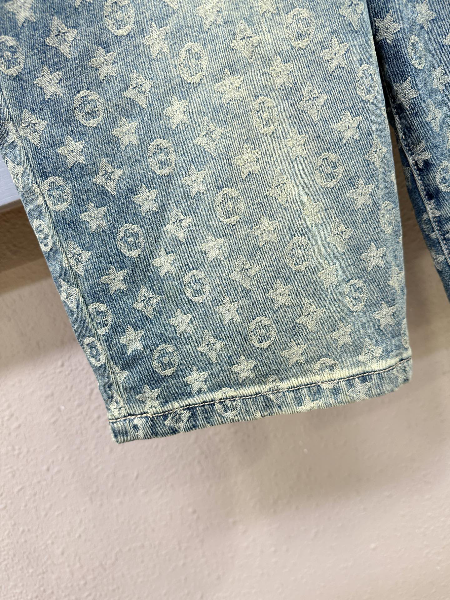  LV路易威登2025新品，原版牛仔短裤 ，原版重工打造，品牌经典LOGO设计，三标齐全！原版五金辅料。