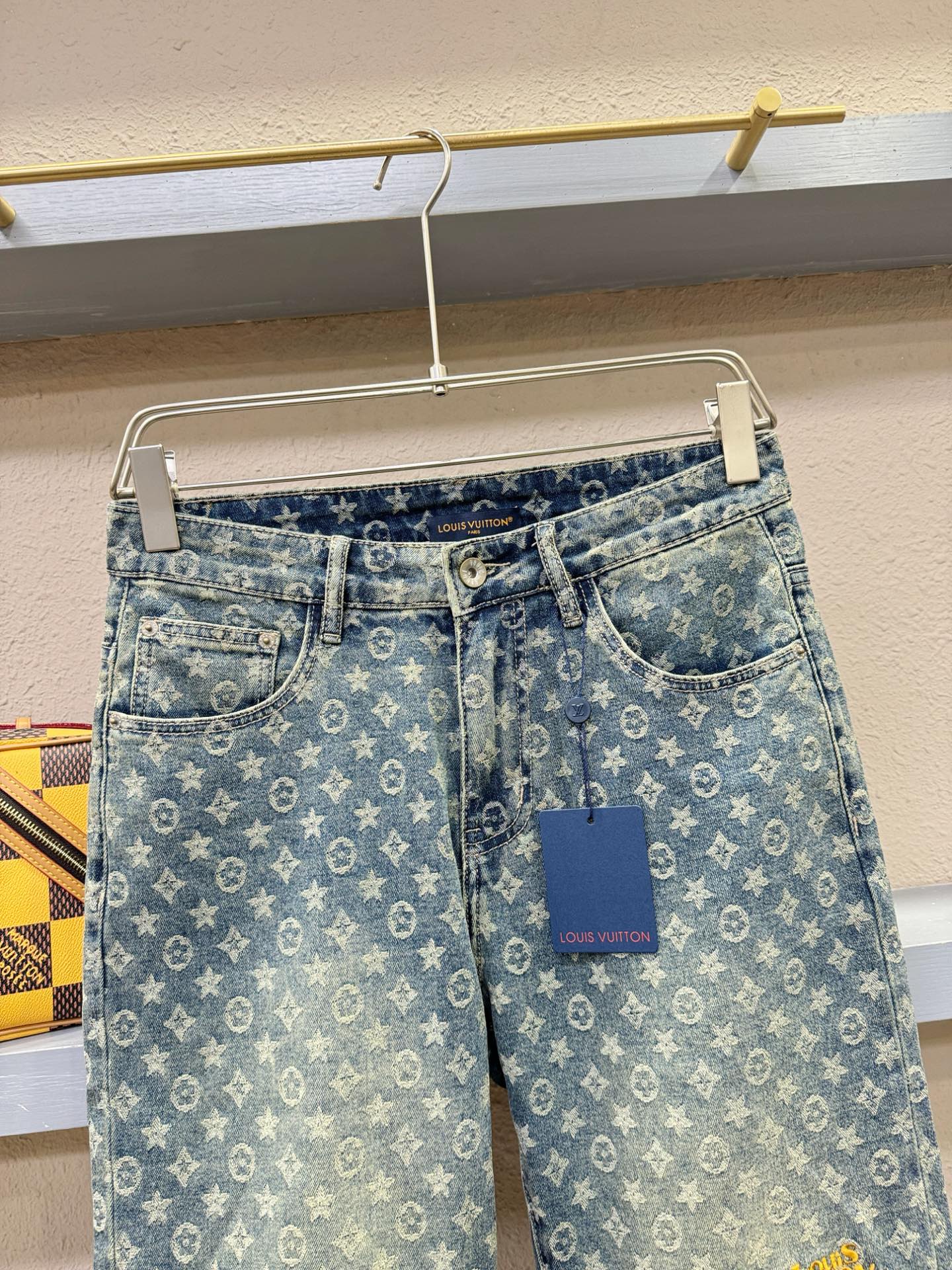  LV路易威登2025新品，原版牛仔短裤 ，原版重工打造，品牌经典LOGO设计，三标齐全！原版五金辅料。