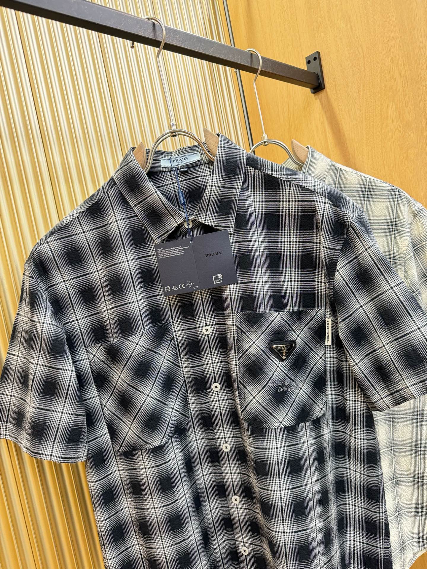 PRADA 普拉达 2025ss新款衬衣，贸易公司渠道稀出，领先官网发售！经典休闲衬衫搭配独特的设计，简