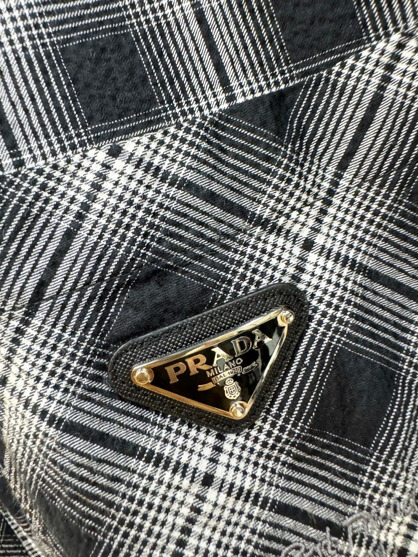 PRADA 普拉达 2025ss新款衬衣，贸易公司渠道稀出，领先官网发售！经典休闲衬衫搭配独特的设计，简