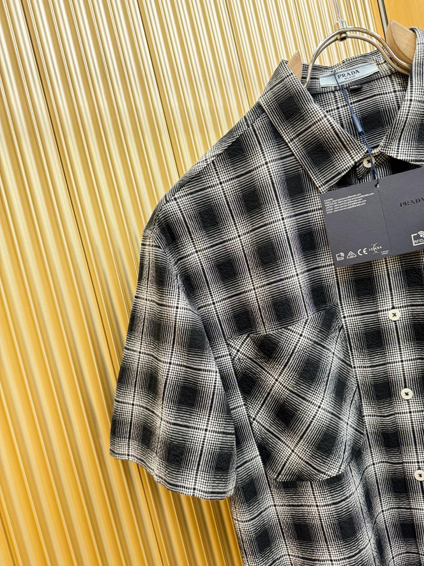 PRADA 普拉达 2025ss新款衬衣，贸易公司渠道稀出，领先官网发售！经典休闲衬衫搭配独特的设计，简