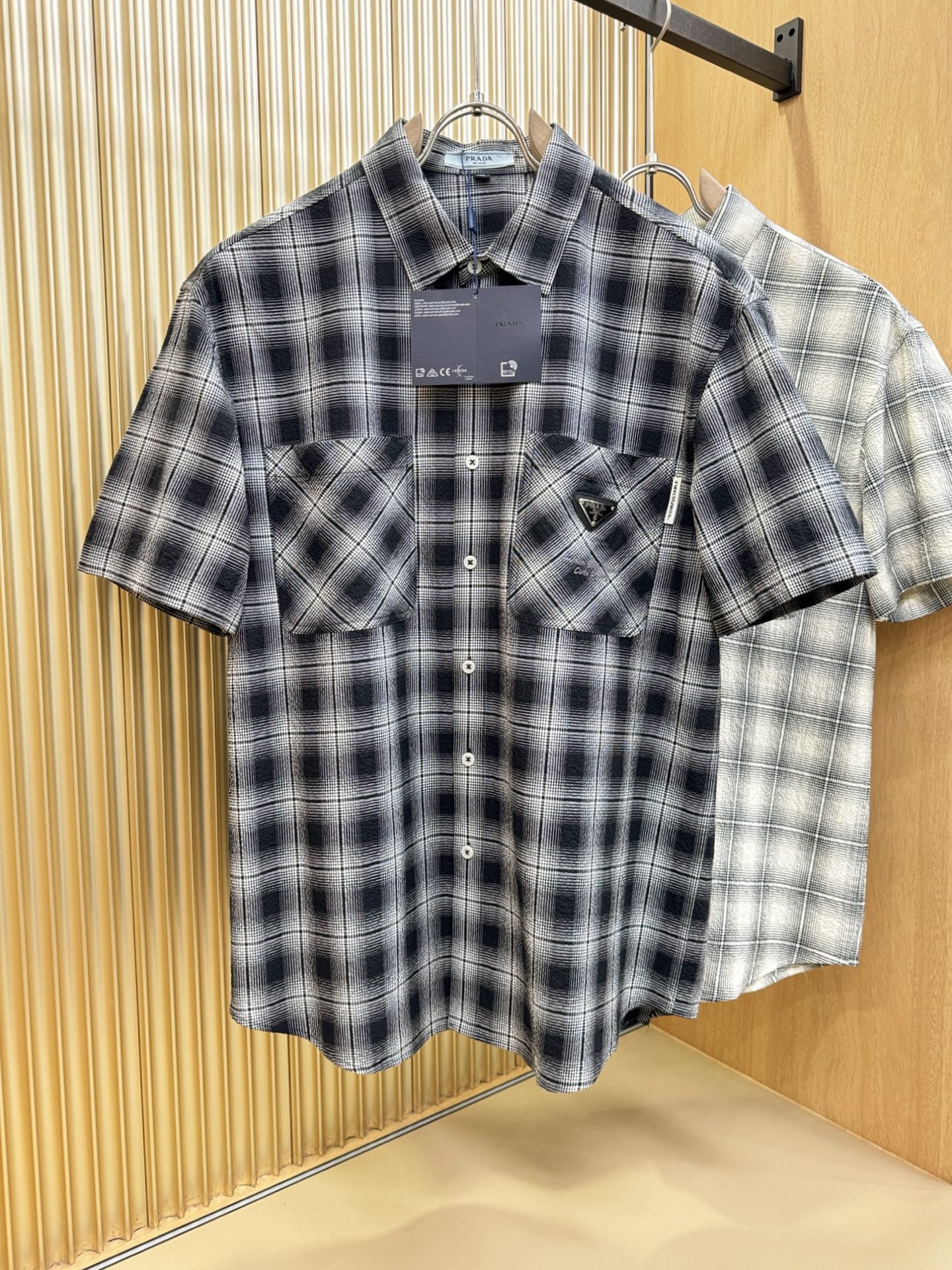 PRADA 普拉达 2025ss新款衬衣，贸易公司渠道稀出，领先官网发售！经典休闲衬衫搭配独特的设计，简