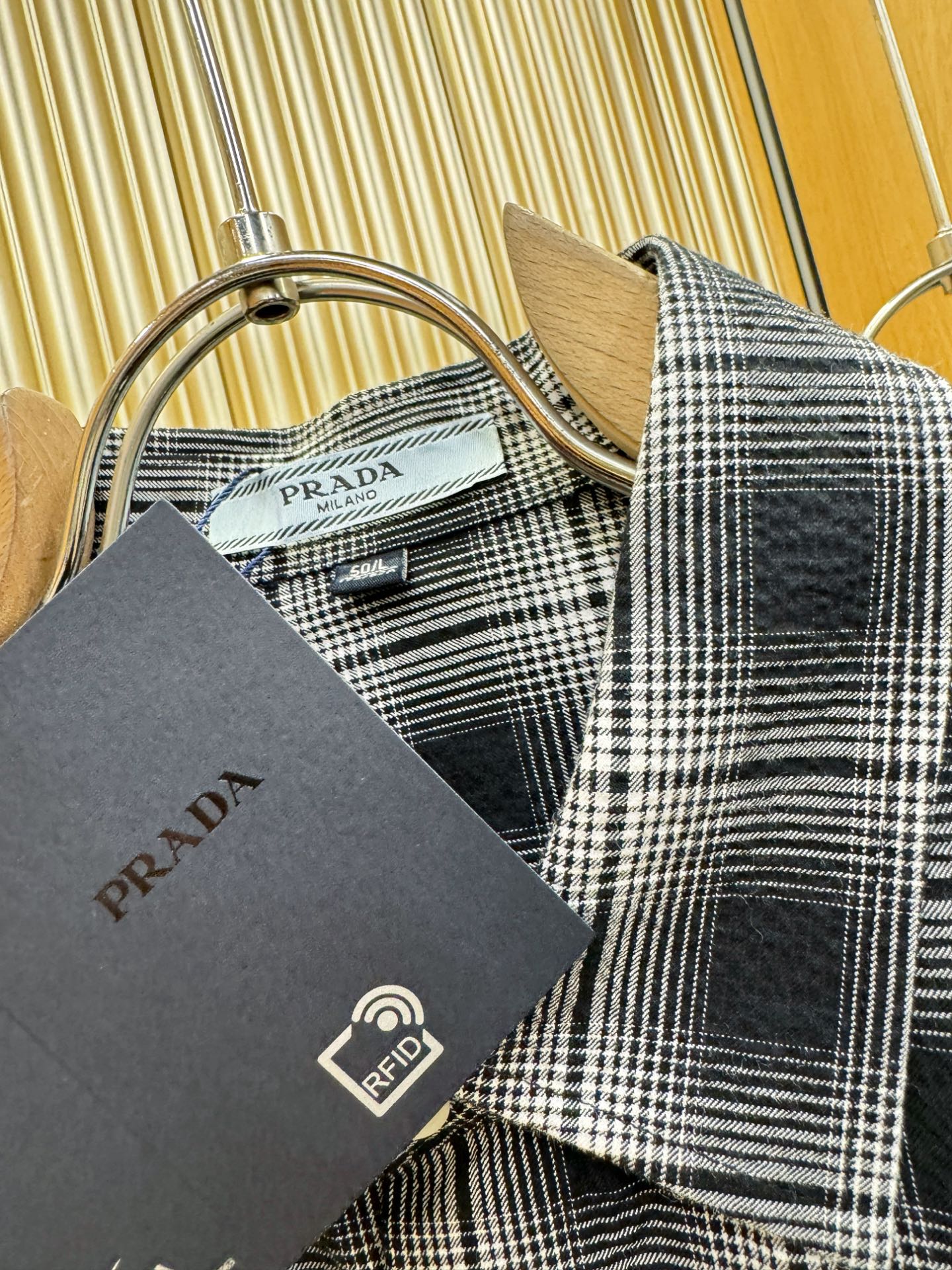 PRADA 普拉达 2025ss新款衬衣，贸易公司渠道稀出，领先官网发售！经典休闲衬衫搭配独特的设计，简