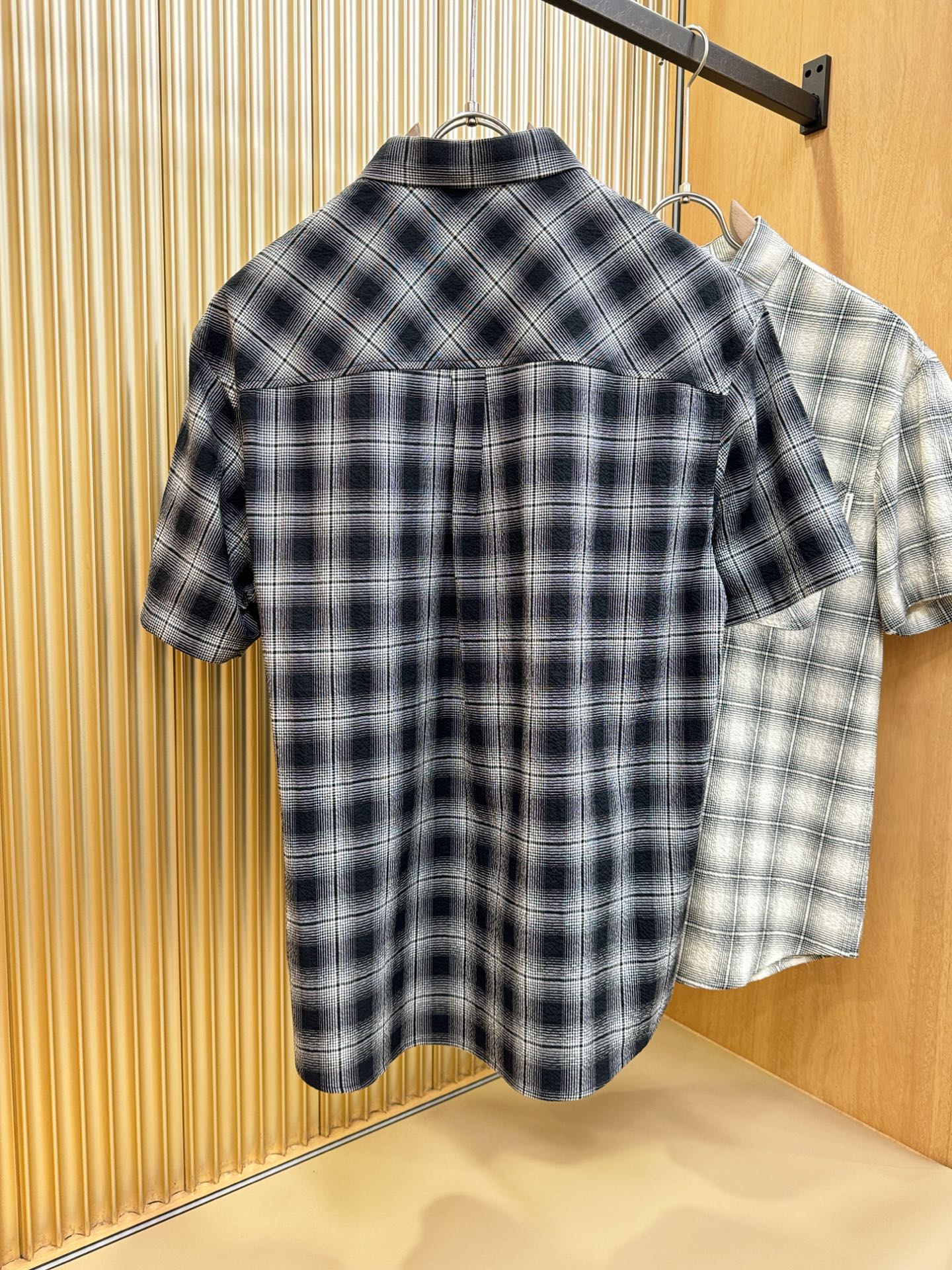 PRADA 普拉达 2025ss新款衬衣，贸易公司渠道稀出，领先官网发售！经典休闲衬衫搭配独特的设计，简