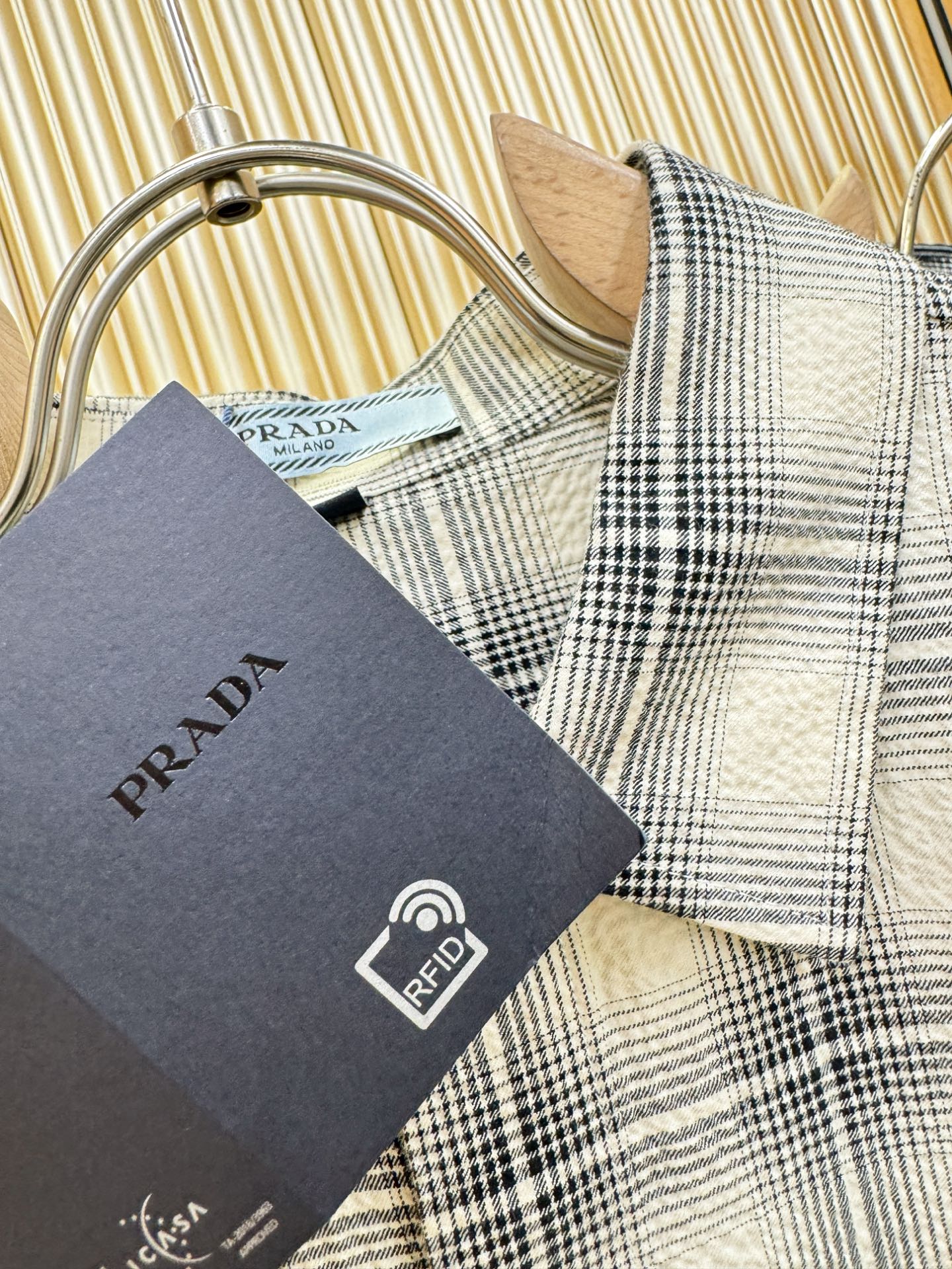 PRADA 普拉达 2025ss新款衬衣，贸易公司渠道稀出，领先官网发售！经典休闲衬衫搭配独特的设计，简
