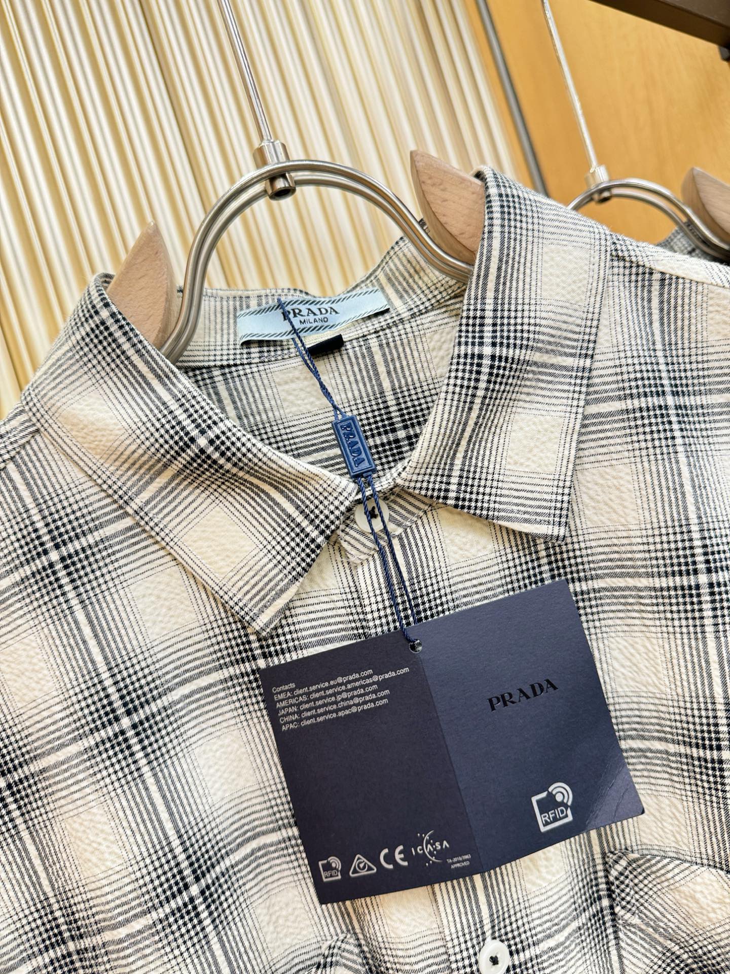 PRADA 普拉达 2025ss新款衬衣，贸易公司渠道稀出，领先官网发售！经典休闲衬衫搭配独特的设计，简