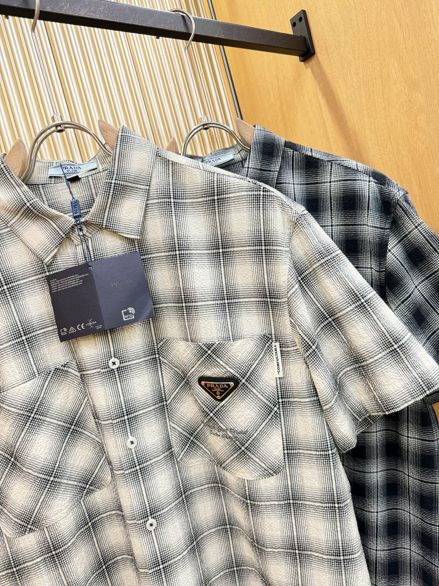 PRADA 普拉达 2025ss新款衬衣，贸易公司渠道稀出，领先官网发售！经典休闲衬衫搭配独特的设计，简