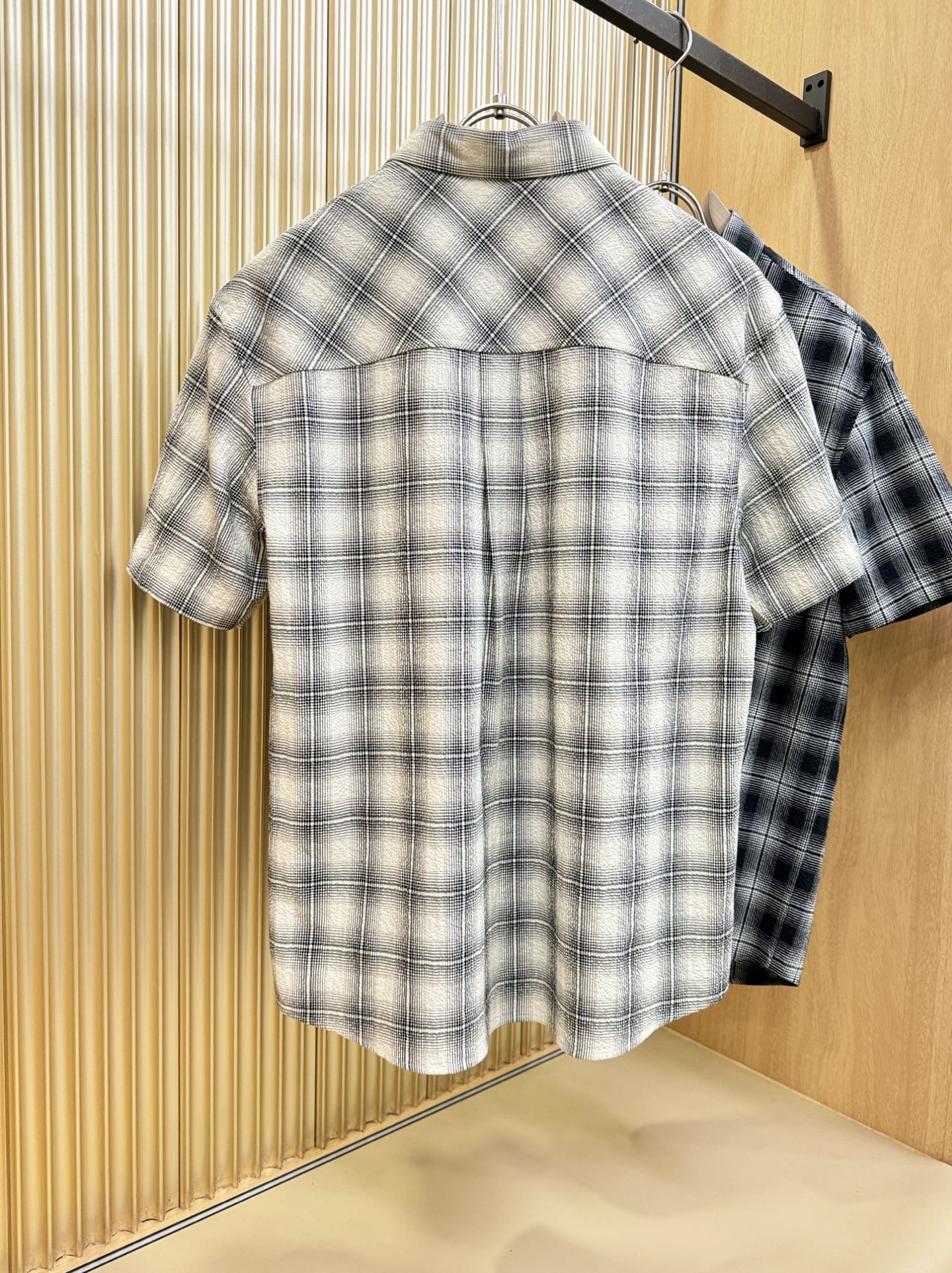 PRADA 普拉达 2025ss新款衬衣，贸易公司渠道稀出，领先官网发售！经典休闲衬衫搭配独特的设计，简