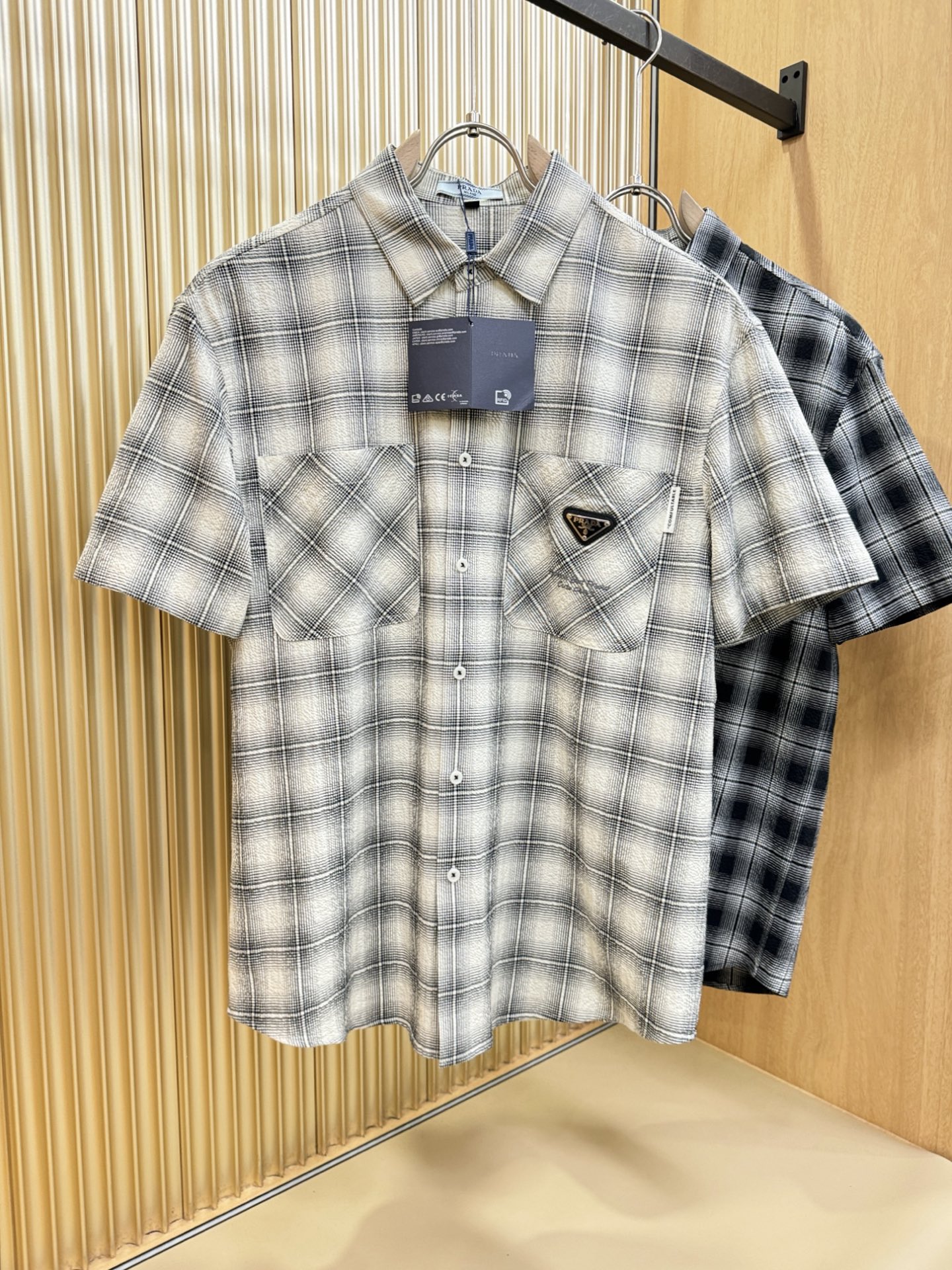 PRADA 普拉达 2025ss新款衬衣，贸易公司渠道稀出，领先官网发售！经典休闲衬衫搭配独特的设计，简