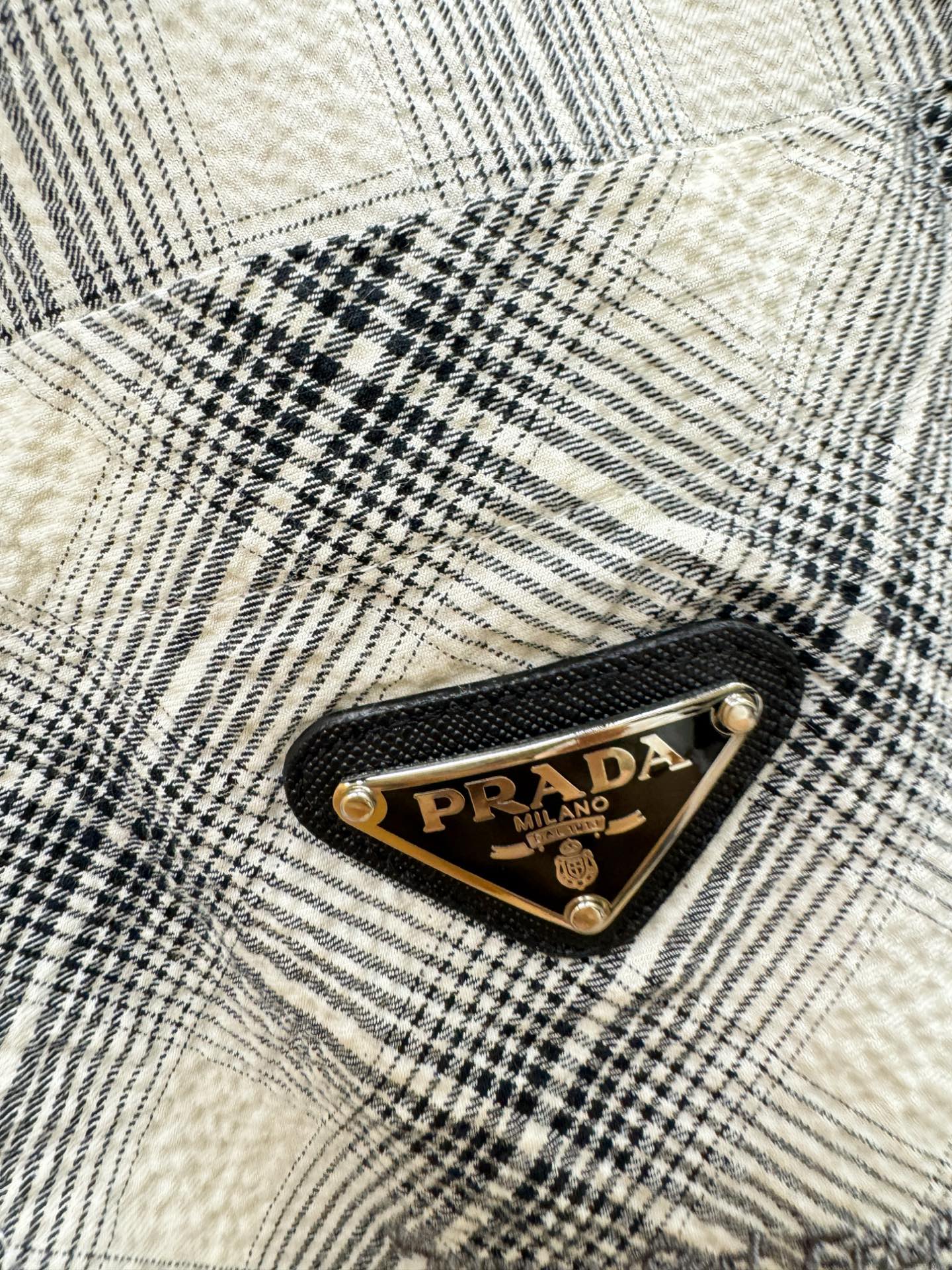 PRADA 普拉达 2025ss新款衬衣，贸易公司渠道稀出，领先官网发售！经典休闲衬衫搭配独特的设计，简