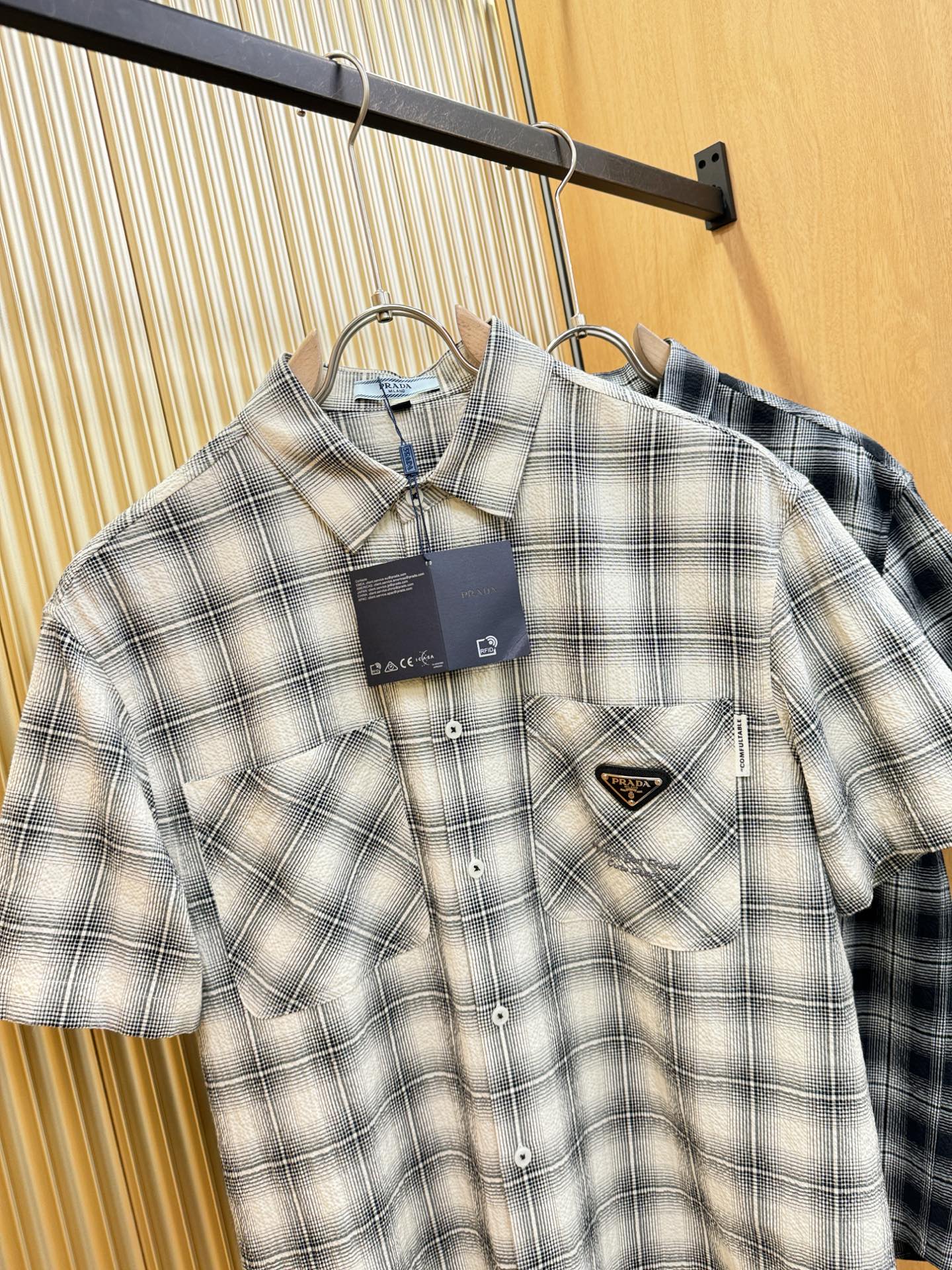 PRADA 普拉达 2025ss新款衬衣，贸易公司渠道稀出，领先官网发售！经典休闲衬衫搭配独特的设计，简