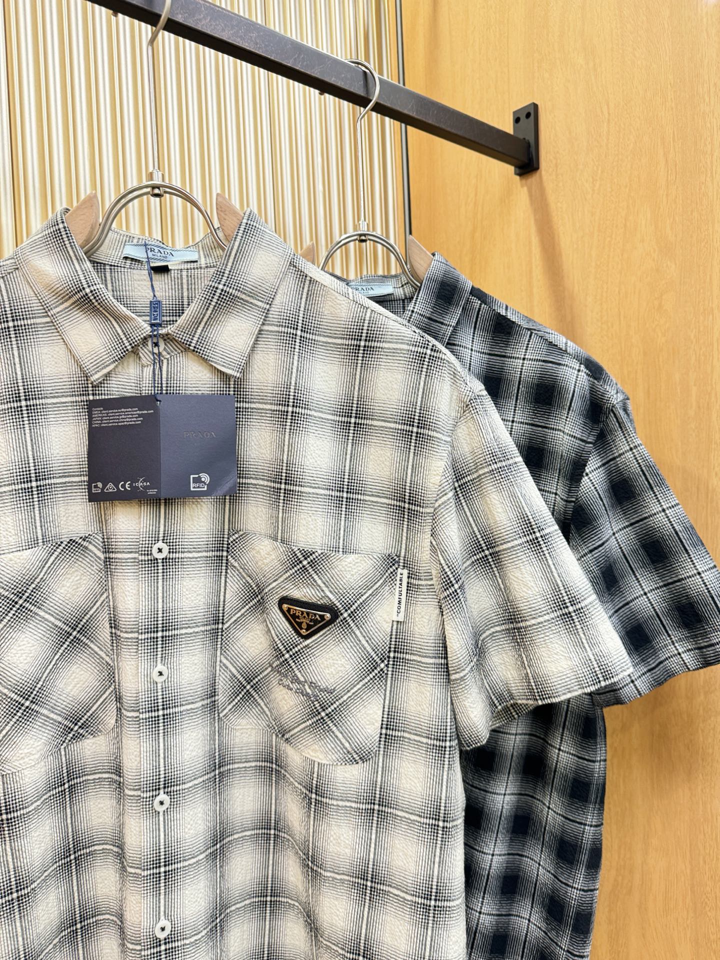PRADA 普拉达 2025ss新款衬衣，贸易公司渠道稀出，领先官网发售！经典休闲衬衫搭配独特的设计，简
