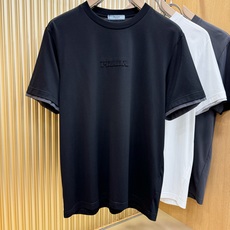 (最大可穿240斤) PRADA 普拉达 2025春夏新款短袖T恤!走秀图案时尚休闲短袖T恤衫!设计lo (最大可穿240斤) PRADA 普拉达 2025春夏新款短袖T恤!走秀图案时尚休闲短袖T恤衫!设计lo