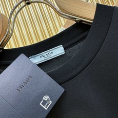 (最大可穿240斤) PRADA 普拉达 2025春夏新款短袖T恤!走秀图案时尚休闲短袖T恤衫!设计lo (最大可穿240斤) PRADA 普拉达 2025春夏新款短袖T恤!走秀图案时尚休闲短袖T恤衫!设计lo