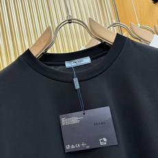 (最大可穿240斤) PRADA 普拉达 2025春夏新款短袖T恤!走秀图案时尚休闲短袖T恤衫!设计lo (最大可穿240斤) PRADA 普拉达 2025春夏新款短袖T恤!走秀图案时尚休闲短袖T恤衫!设计lo