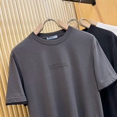(最大可穿240斤) PRADA 普拉达 2025春夏新款短袖T恤!走秀图案时尚休闲短袖T恤衫!设计lo (最大可穿240斤) PRADA 普拉达 2025春夏新款短袖T恤!走秀图案时尚休闲短袖T恤衫!设计lo