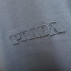 (最大可穿240斤) PRADA 普拉达 2025春夏新款短袖T恤!走秀图案时尚休闲短袖T恤衫!设计lo (最大可穿240斤) PRADA 普拉达 2025春夏新款短袖T恤!走秀图案时尚休闲短袖T恤衫!设计lo