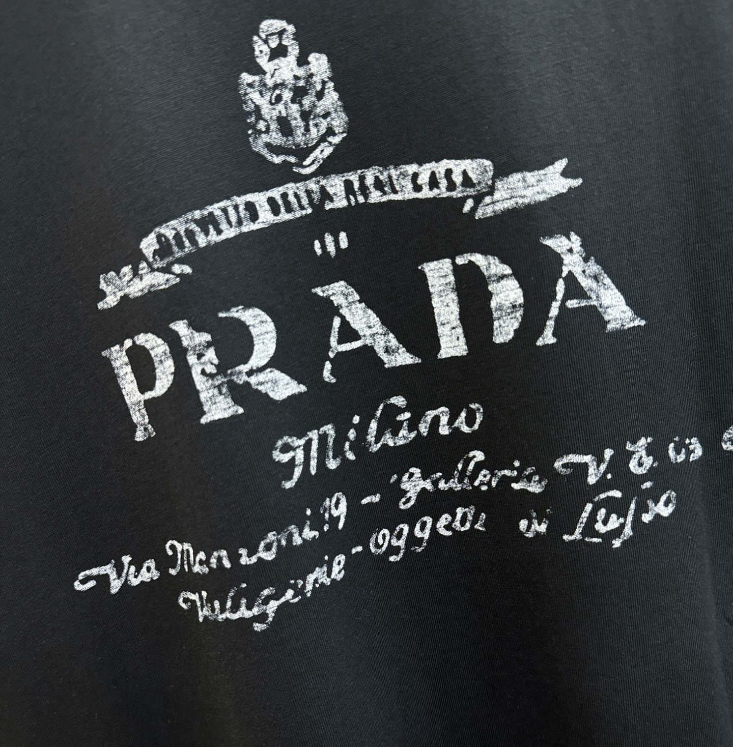 (最大可穿240斤)  PRADA 普拉达 2025春夏新款短袖T恤！走秀图案时尚休闲短袖T恤衫！设计l