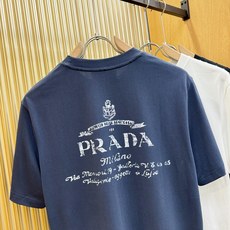 (最大可穿240斤) PRADA 普拉达 2025春夏新款短袖T恤!走秀图案时尚休闲短袖T恤衫!设计l (最大可穿240斤) PRADA 普拉达 2025春夏新款短袖T恤!走秀图案时尚休闲短袖T恤衫!设计l