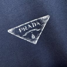 (最大可穿240斤) PRADA 普拉达 2025春夏新款短袖T恤!走秀图案时尚休闲短袖T恤衫!设计l (最大可穿240斤) PRADA 普拉达 2025春夏新款短袖T恤!走秀图案时尚休闲短袖T恤衫!设计l