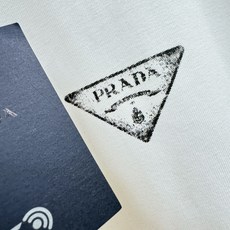 (最大可穿240斤) PRADA 普拉达 2025春夏新款短袖T恤!走秀图案时尚休闲短袖T恤衫!设计l (最大可穿240斤) PRADA 普拉达 2025春夏新款短袖T恤!走秀图案时尚休闲短袖T恤衫!设计l