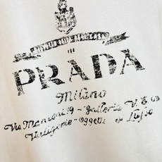 (最大可穿240斤) PRADA 普拉达 2025春夏新款短袖T恤!走秀图案时尚休闲短袖T恤衫!设计l (最大可穿240斤) PRADA 普拉达 2025春夏新款短袖T恤!走秀图案时尚休闲短袖T恤衫!设计l
