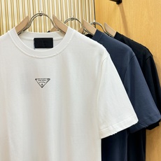 (最大可穿240斤) PRADA 普拉达 2025春夏新款短袖T恤!走秀图案时尚休闲短袖T恤衫!设计l (最大可穿240斤) PRADA 普拉达 2025春夏新款短袖T恤!走秀图案时尚休闲短袖T恤衫!设计l