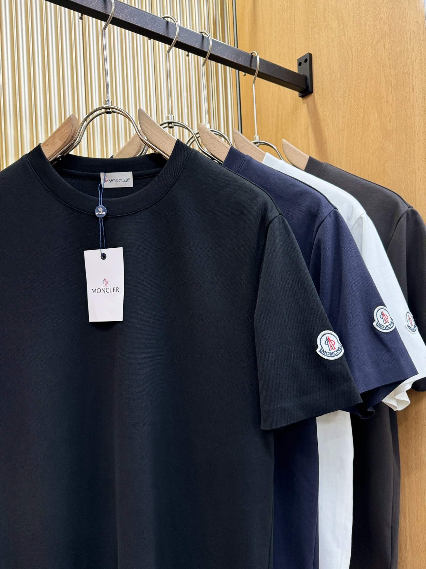(最大可穿240斤) Moncler蒙口 2025春夏新款短袖T恤！走秀图案时尚休闲短袖T恤衫！设计lo
