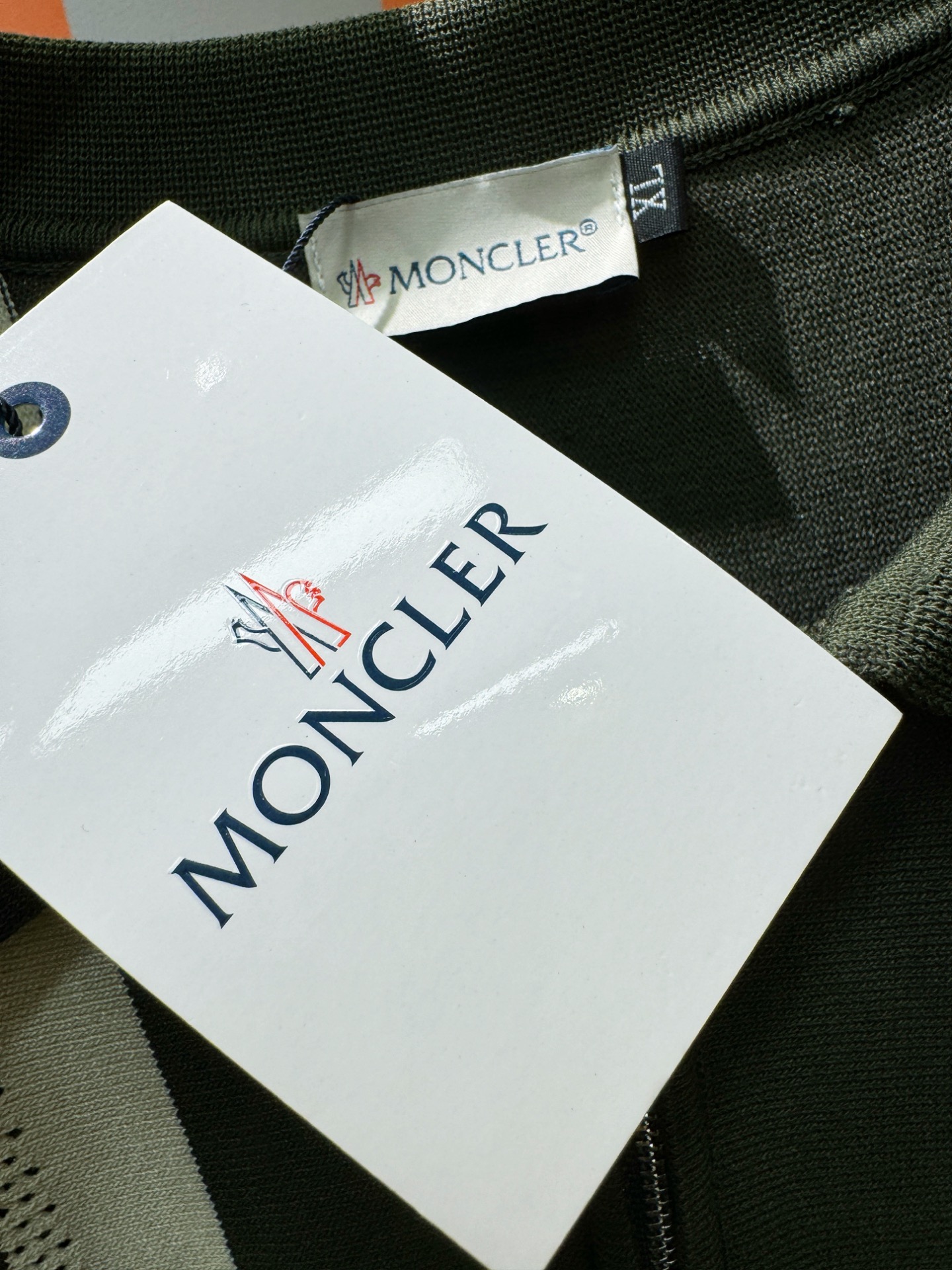 Moncler’s New Knitting Short-Sleeved Shirts: Luxury Fashion with Unquestioned Quality - 图片 6