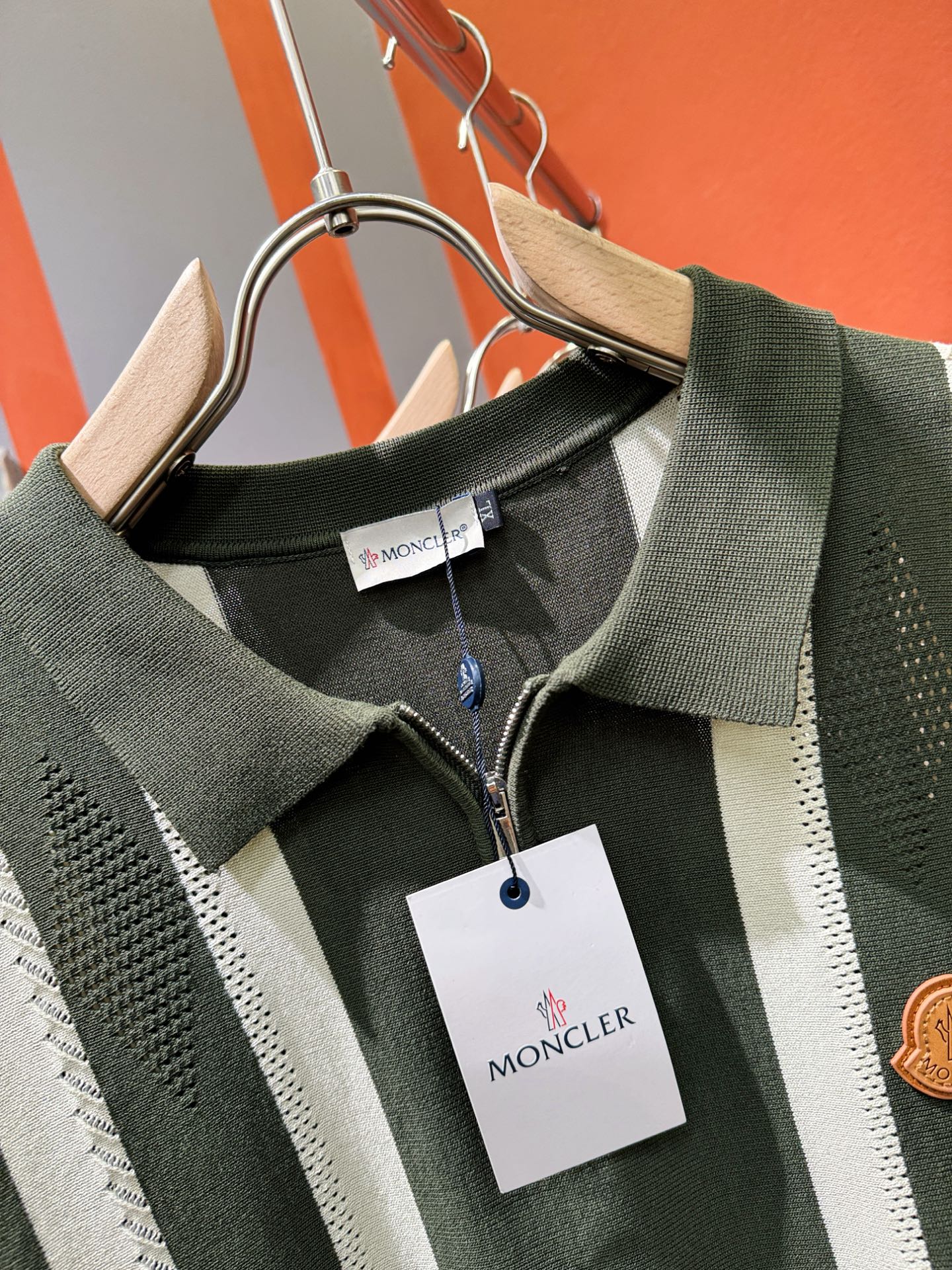 Moncler’s New Knitting Short-Sleeved Shirts: Luxury Fashion with Unquestioned Quality - 图片 5