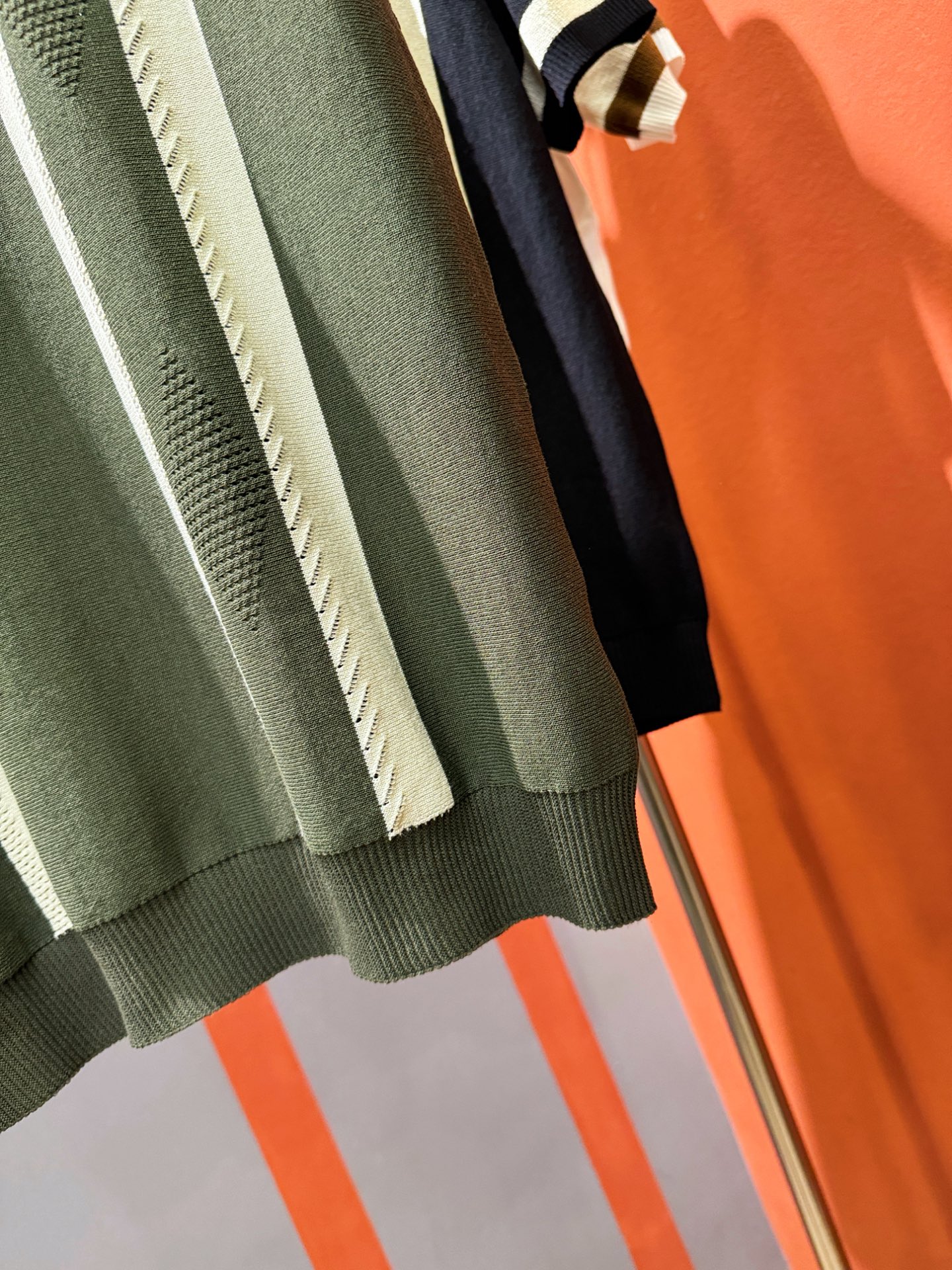 Moncler’s New Knitting Short-Sleeved Shirts: Luxury Fashion with Unquestioned Quality - 图片 7