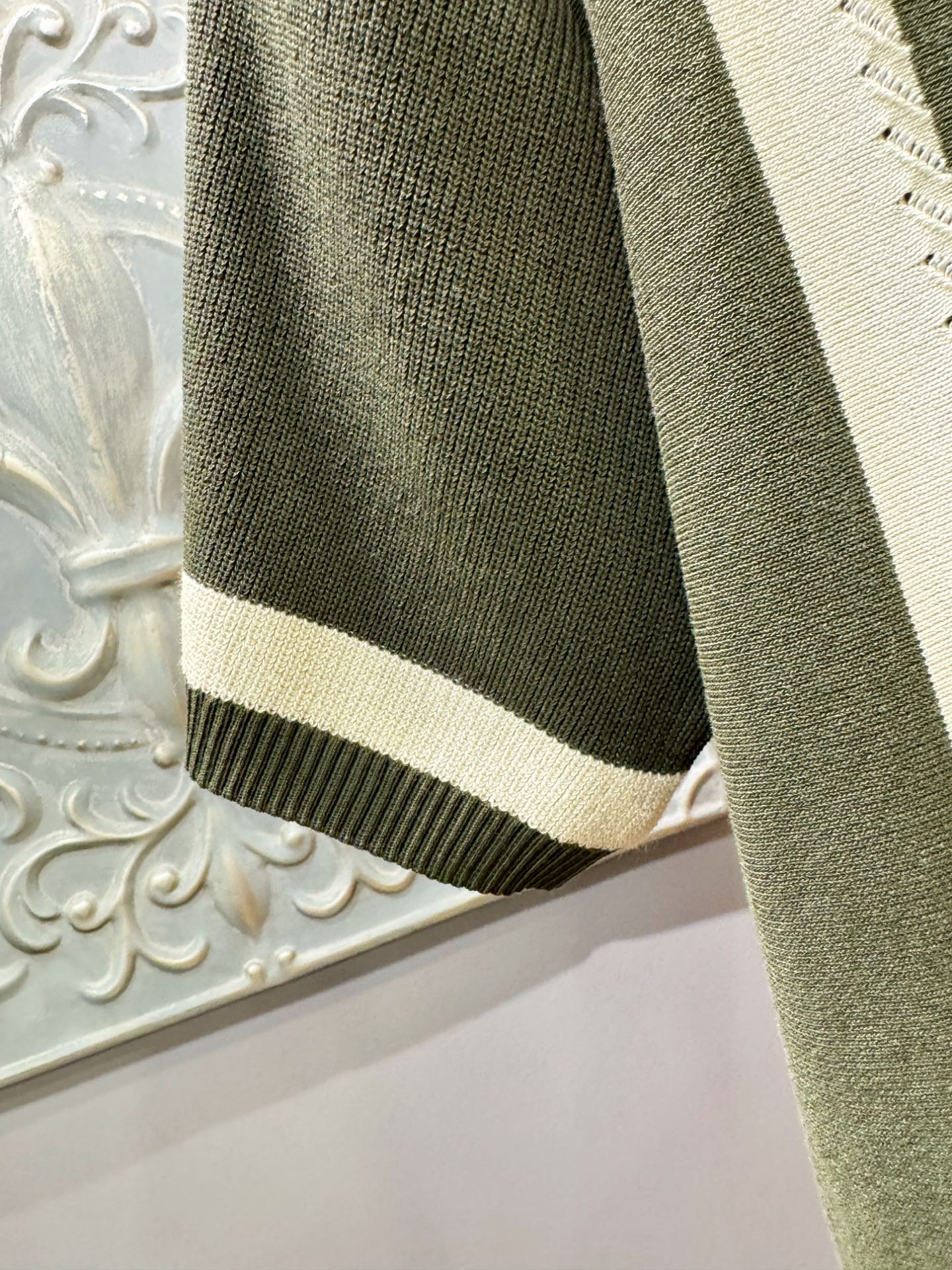 Moncler’s New Knitting Short-Sleeved Shirts: Luxury Fashion with Unquestioned Quality - 图片 8
