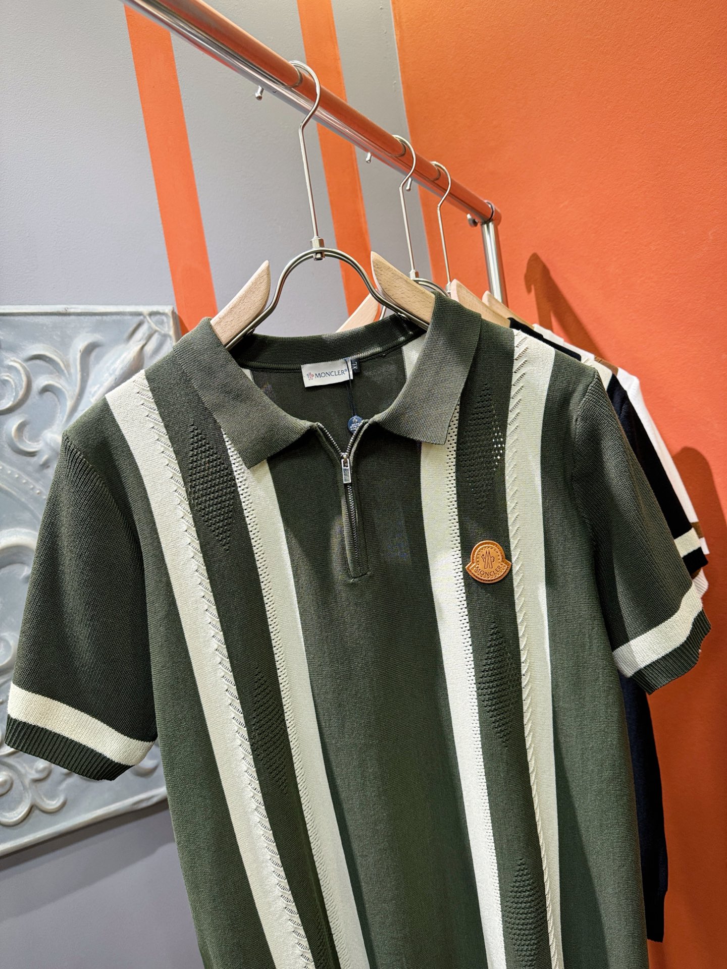 Moncler’s New Knitting Short-Sleeved Shirts: Luxury Fashion with Unquestioned Quality - 图片 2