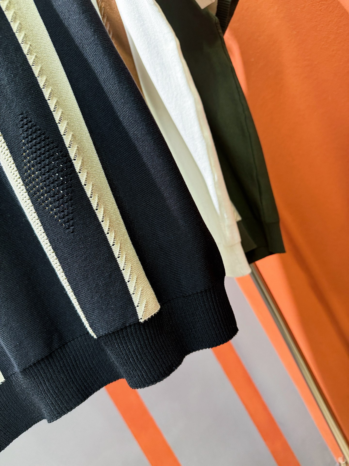 Moncler Fashion Short-Sleeved Shirt: Luxury Design with Imported Knitting Fabric and Superb Quality - 图片 7