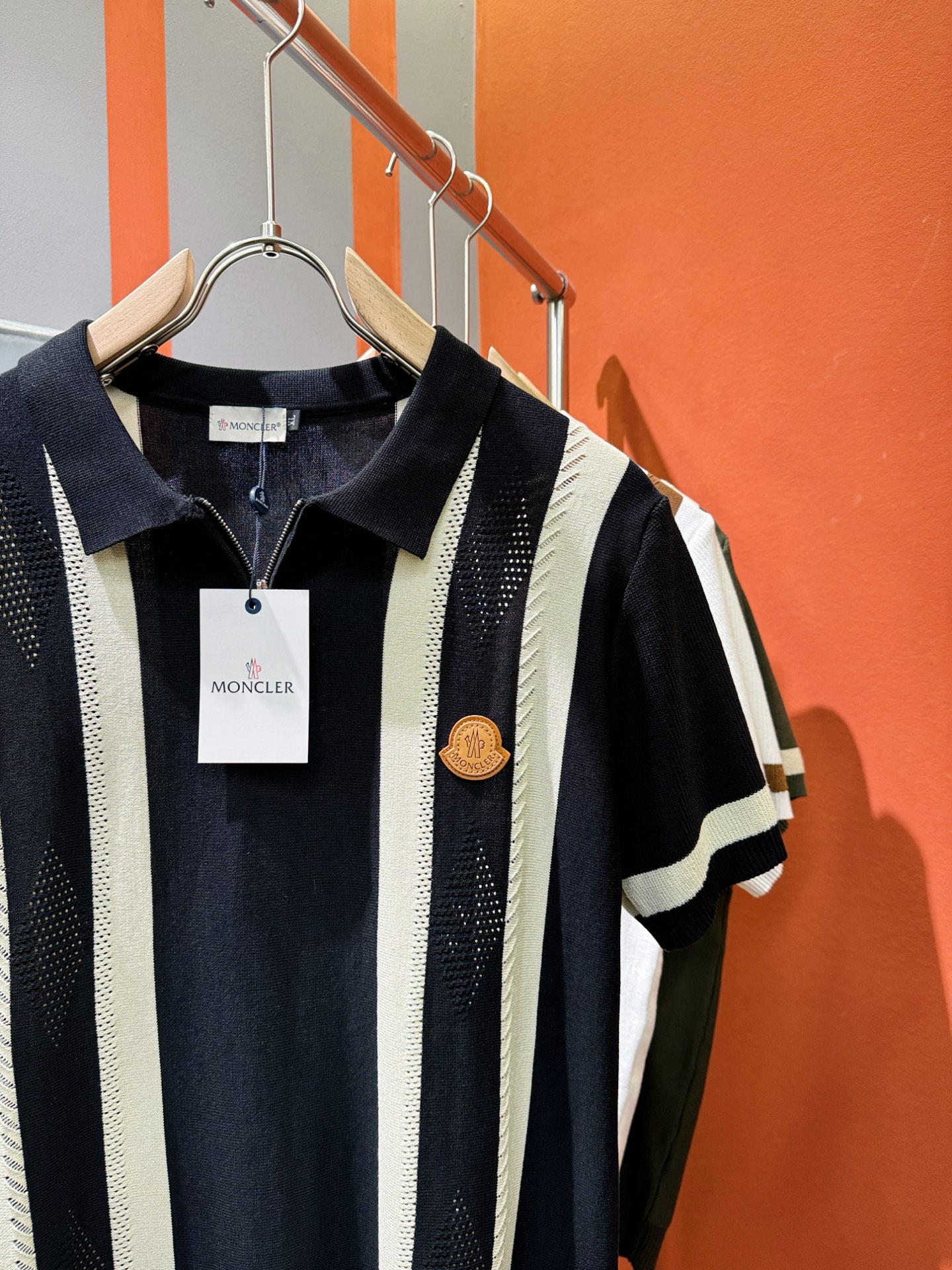 Moncler Fashion Short-Sleeved Shirt: Luxury Design with Imported Knitting Fabric and Superb Quality - 图片 3