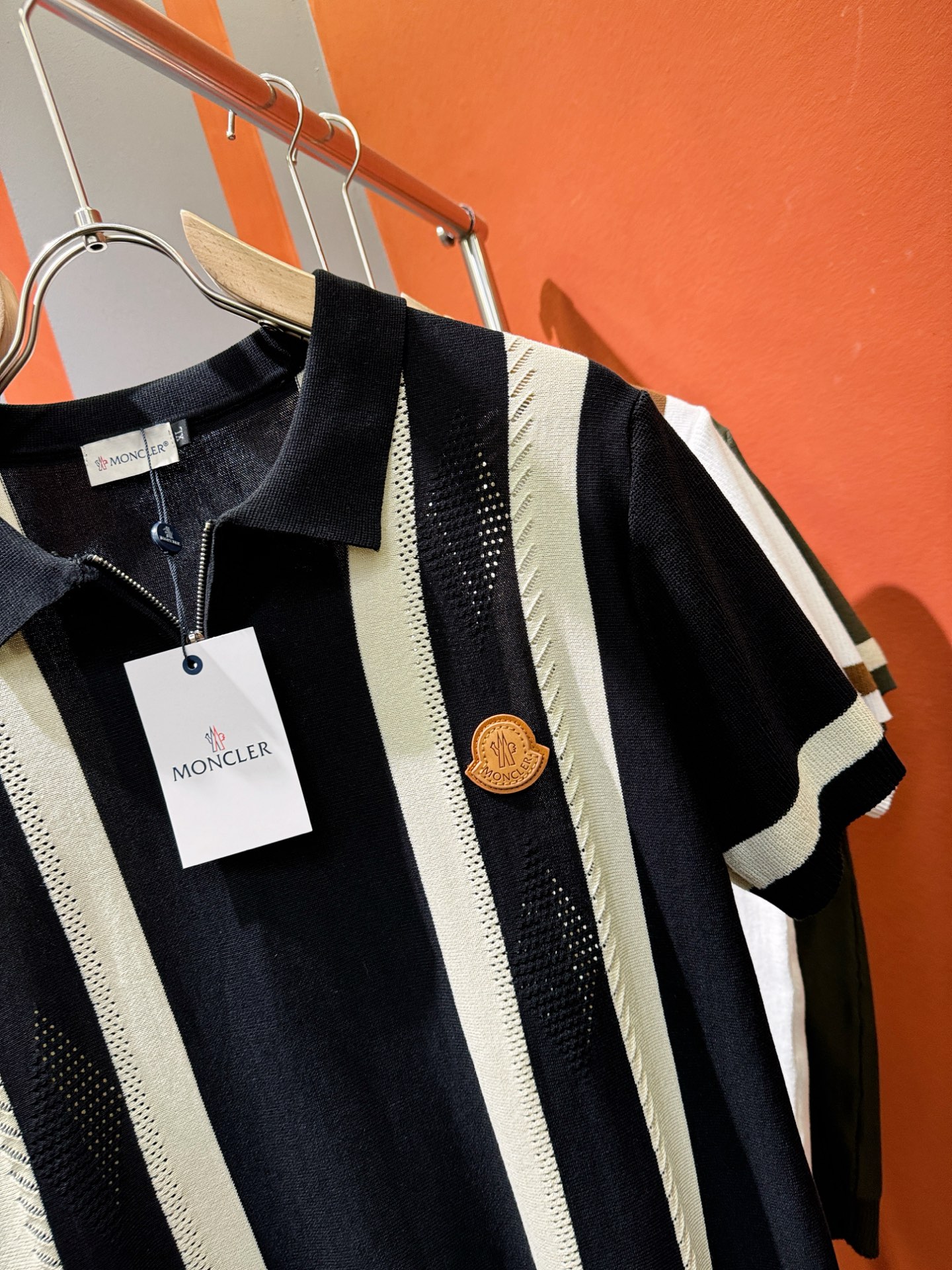 Moncler Fashion Short-Sleeved Shirt: Luxury Design with Imported Knitting Fabric and Superb Quality - 图片 5