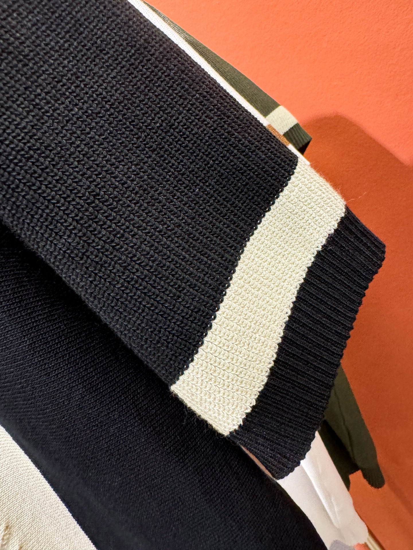 Moncler Fashion Short-Sleeved Shirt: Luxury Design with Imported Knitting Fabric and Superb Quality - 图片 8