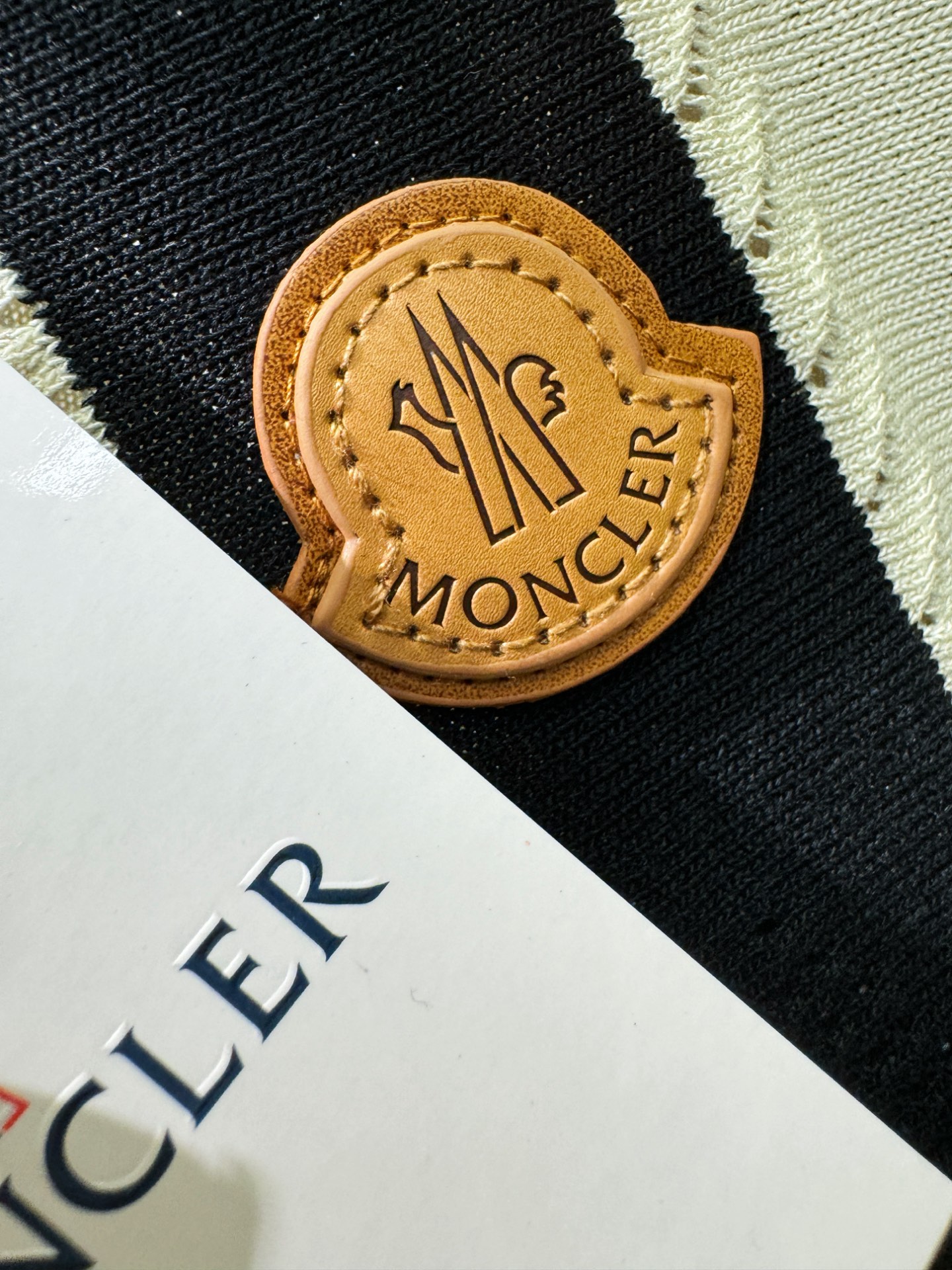 Moncler Fashion Short-Sleeved Shirt: Luxury Design with Imported Knitting Fabric and Superb Quality - 图片 4