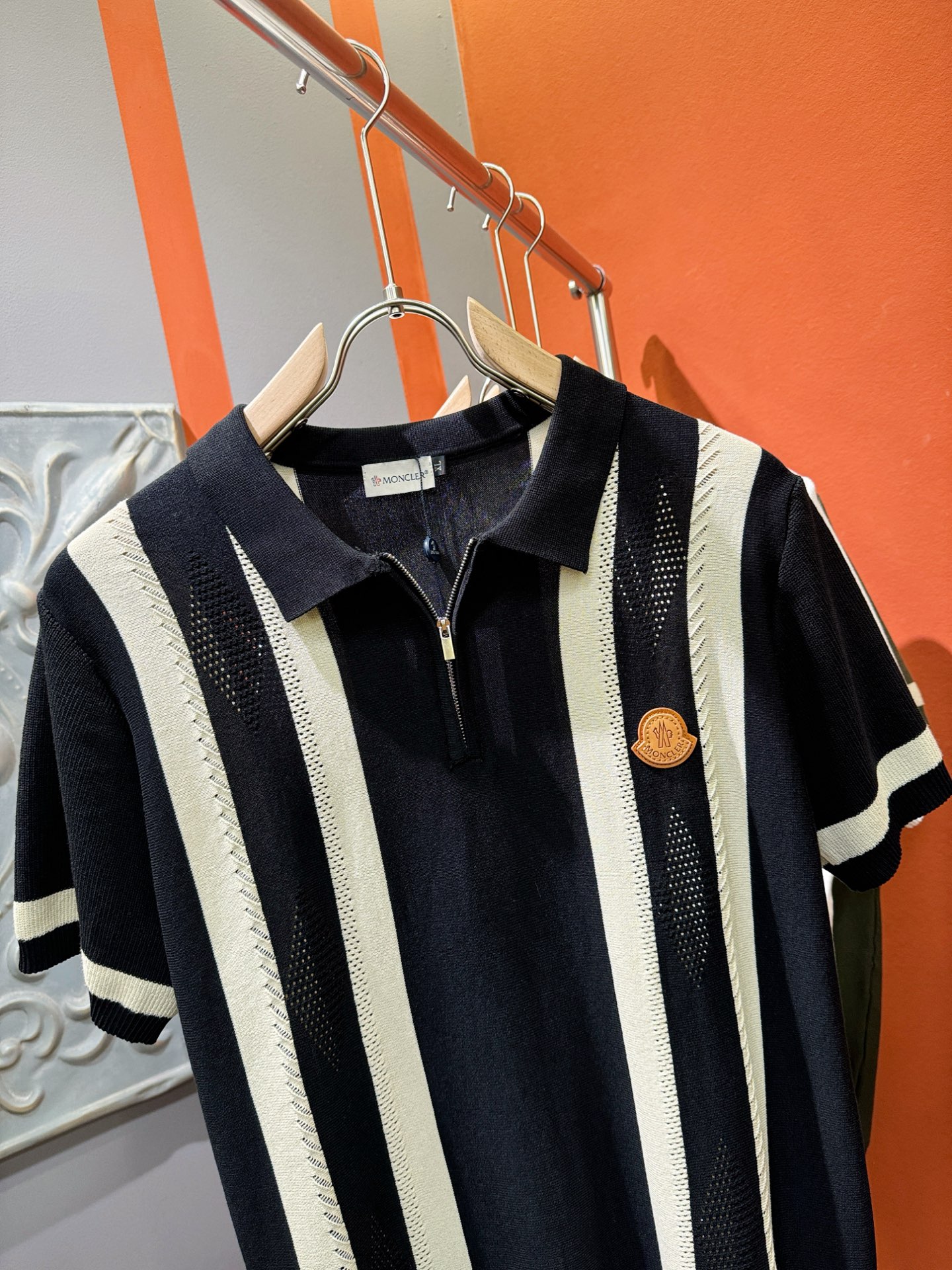 Moncler Fashion Short-Sleeved Shirt: Luxury Design with Imported Knitting Fabric and Superb Quality - 图片 2