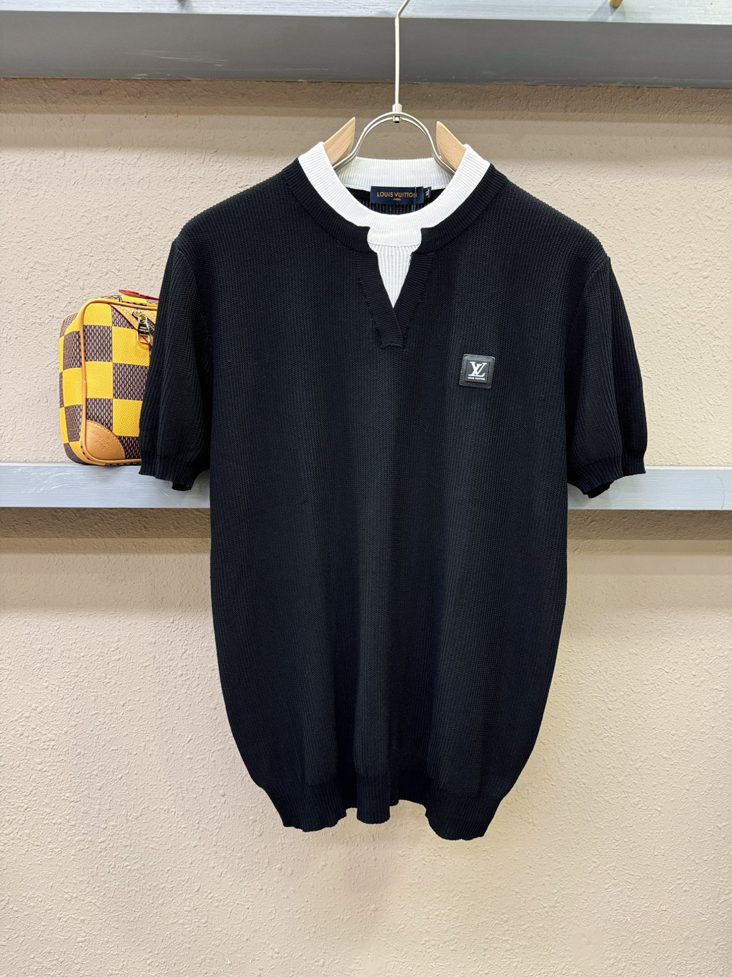 NO:468644,LV Louis Vuitton 2025 spring and summer new knitted short-sleeved products, imported knitted fabrics, soft touch. Top imported private goods, fashionable design trendy short-sleeved sweaters, without losing luxury. The quality is unquestionable. The upper body effect is excellent, the same as the luxury official website!  Size M-4XL, louis vuitton,louis vuitton,t-shirt,alexander wang19860909LV路易威登 2025春夏新品针织短袖,进口针织面料,手感柔软.顶级进口私货,时尚设计潮流短袖针织衫,不失奢华 品质毋庸置疑 上身效果超赞,奢华官网同款！尺码M-4XL,,louis vuitton,louis vuitton,T-shirt,alexander wang,Men's clothing