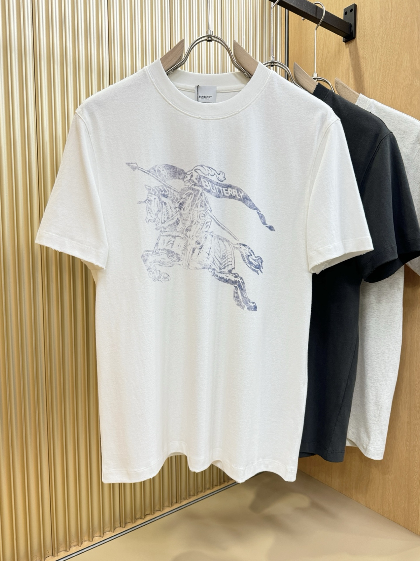 NO:511090,(Maximum wearable 240 catties) BURBERRY 2025 spring and summer new short-sleeved T-shirt!  Fashionable casual short-sleeved T-shirt with catwalk patterns!  Design logo design!  The most designed and selected customer-supplied fabrics are soft and skin-friendly, comfortable and breathable, and you can’t picky about the physical objects!  Genderless couples mix styles to open up a new fashion charm!  Differentiate the market version, high-quality custom series!  Size M-5XL, Burberry, Burberry, T-shirt,tees, t-shirt,alexander wang19860909(最大可穿240斤) BURBERRY巴宝莉 2025春夏新款短袖T恤！走秀图案时尚休闲短袖T恤衫！设计logo设计！极具设计精选客供面料,手感柔软亲肤,着身舒适透气性都无法挑剔,实物绝对会让你爱不释手！无性别主义的情侣混穿款式,打开全新的时装新韵味！区别市场版本,高定系列！尺码M-5XL,,burberry,burberry,T-shirt,tees，t-shirt,alexander wang,Men's clothing