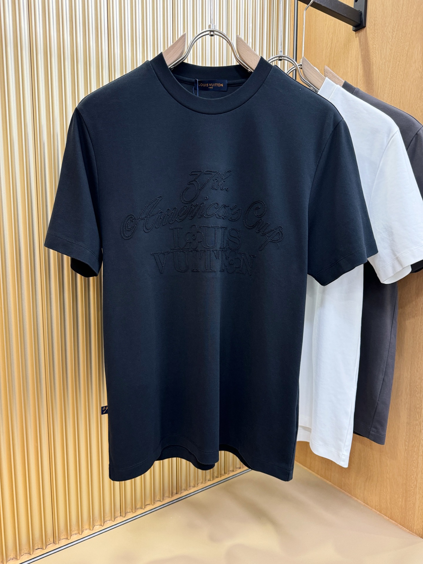 LV路易威登 2025春夏新款短袖T恤！走秀图案时尚休闲短袖T恤衫！设计logo设计！极具设计精选客供面