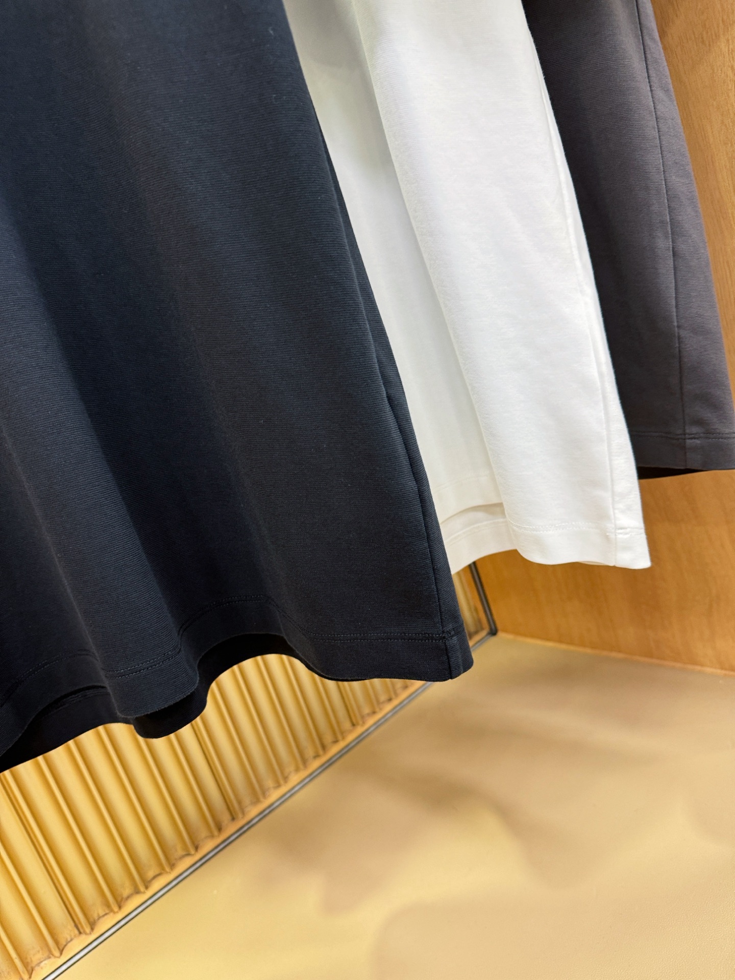 LV路易威登 2025春夏新款短袖T恤！走秀图案时尚休闲短袖T恤衫！设计logo设计！极具设计精选客供面