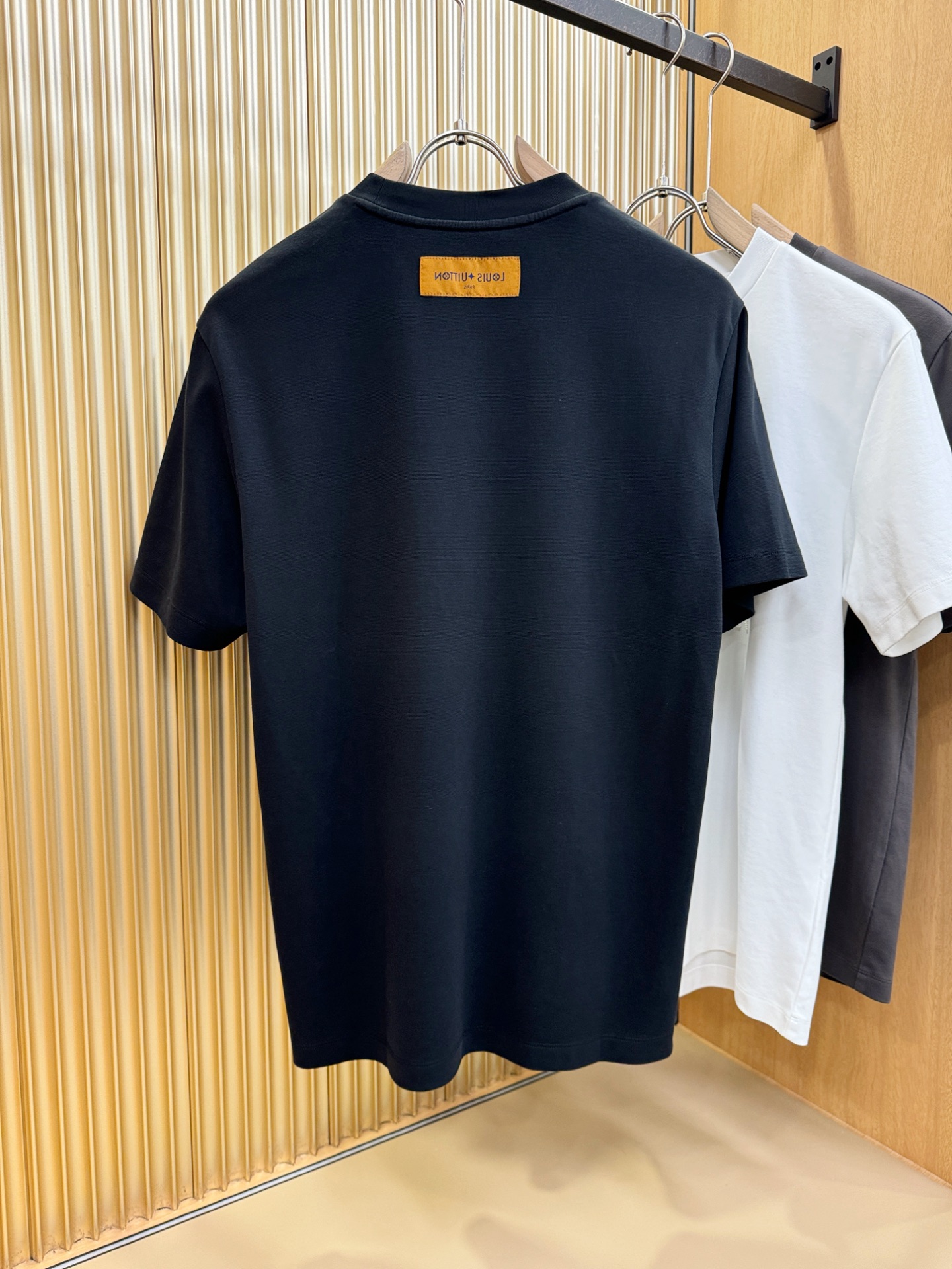 LV路易威登 2025春夏新款短袖T恤！走秀图案时尚休闲短袖T恤衫！设计logo设计！极具设计精选客供面